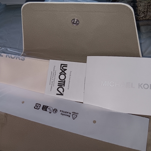 New MK Sunglasses Karlie - Picture 5 of 6